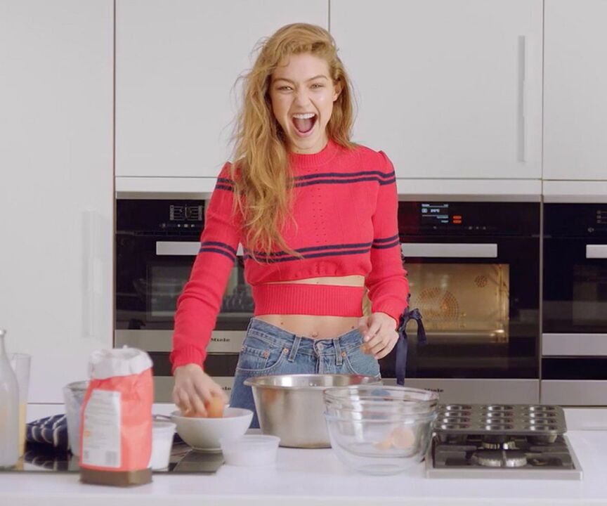 Schlank Meedchen preparéiert sech e gesonde Frühstück