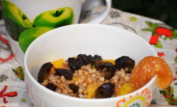 Buckwheat Porridge mat gedréchent Uebst