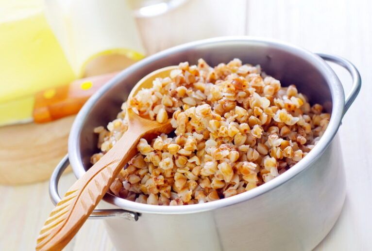 eng Portioun gedämpft Buckwheat op enger Diät