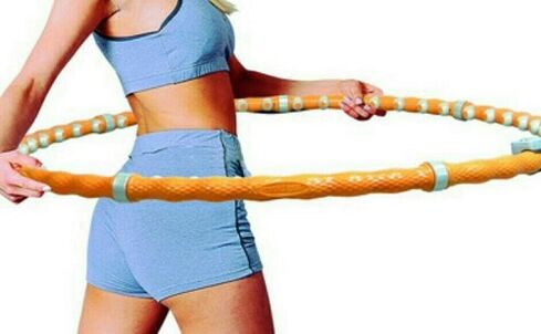 Übungen mat engem Hoop fir Gewiicht op de Bauch a Säiten ze verléieren
